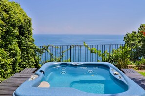 Junior Suite Depandance | Dundyner, minibar, safe på rommet og individuelt innredet