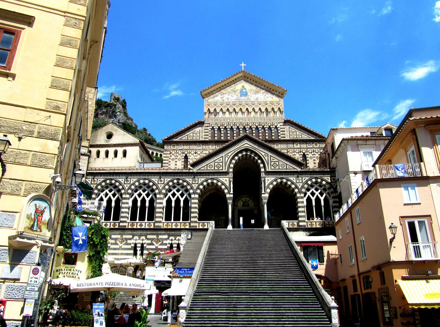 Une église historique dotée d’un imposant clocher et d’un escalier menant à l’entrée.