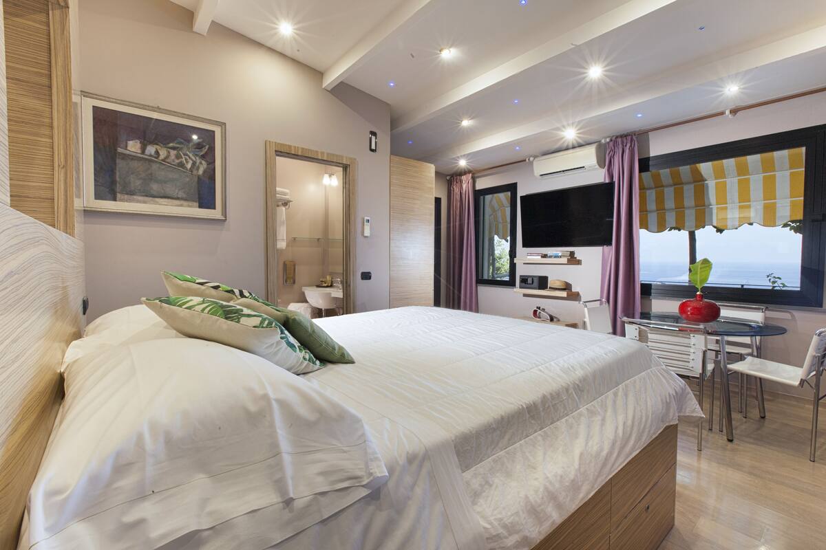 ผ้านวมขนเป  ็ด, มินิบาร์, ตู้นิรภัยในห้องพัก, โต๊ะทำงาน