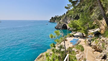 Plage, sable noir, navette gratuite vers la plage, chaises longues