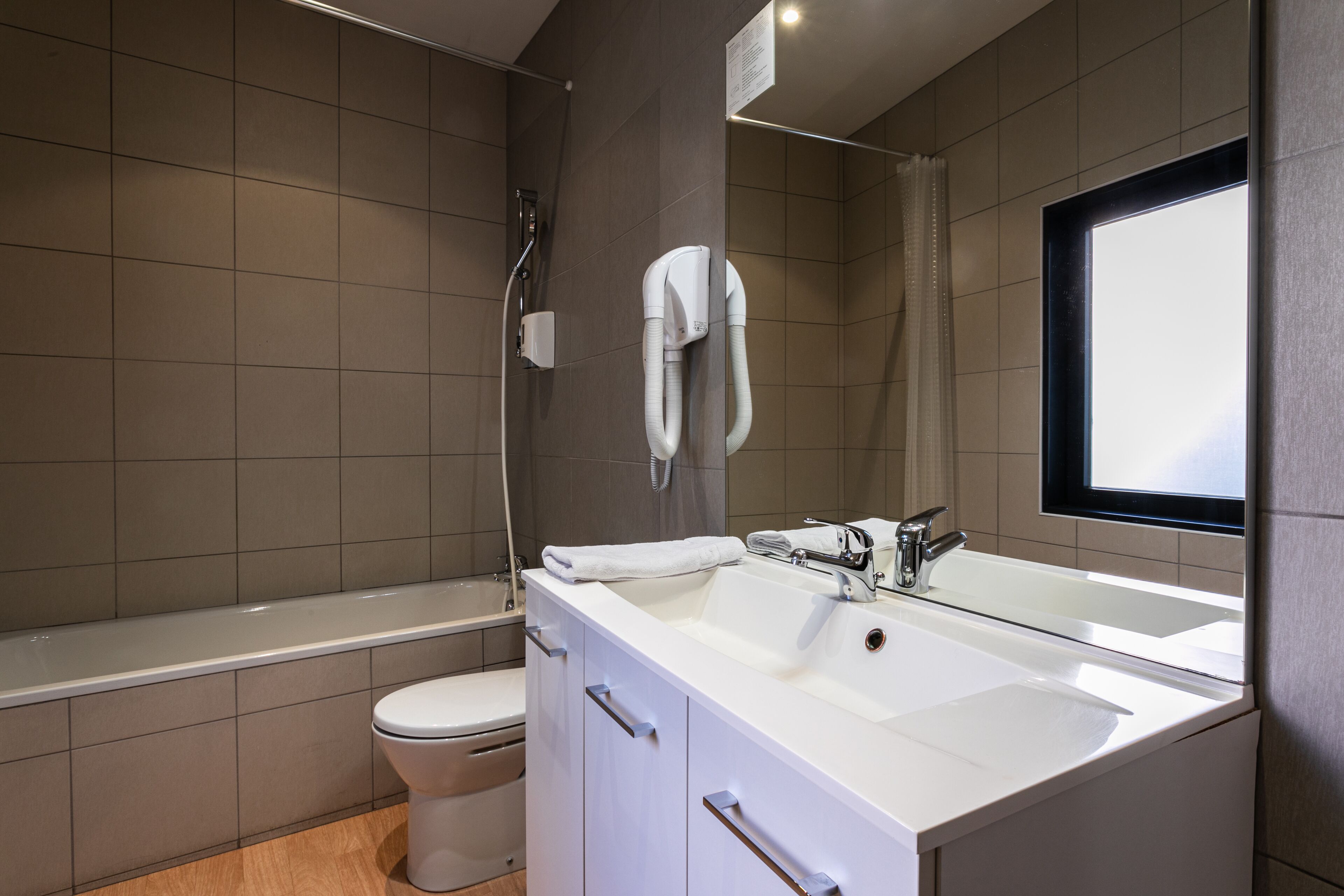 comfort double room | bathroom | free toiletries, hair dryer, towels