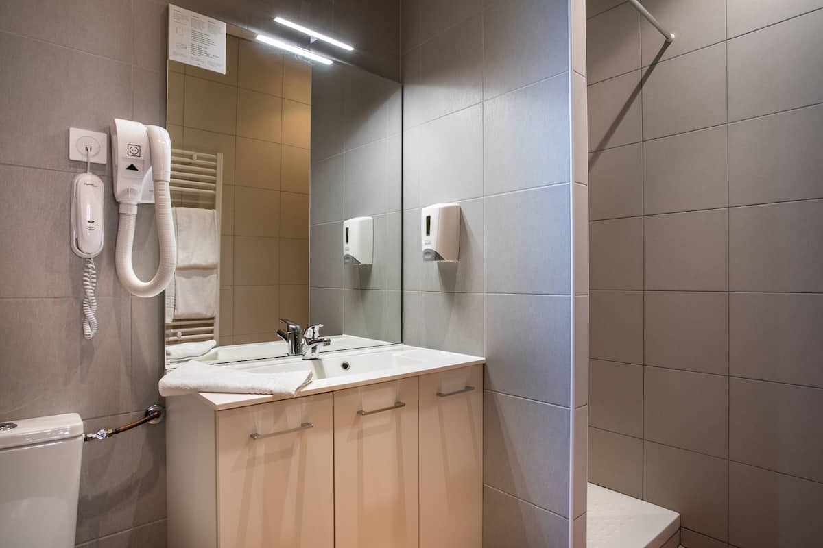 standard room, 2 single beds | bathroom | free toiletries, hair dryer, towels