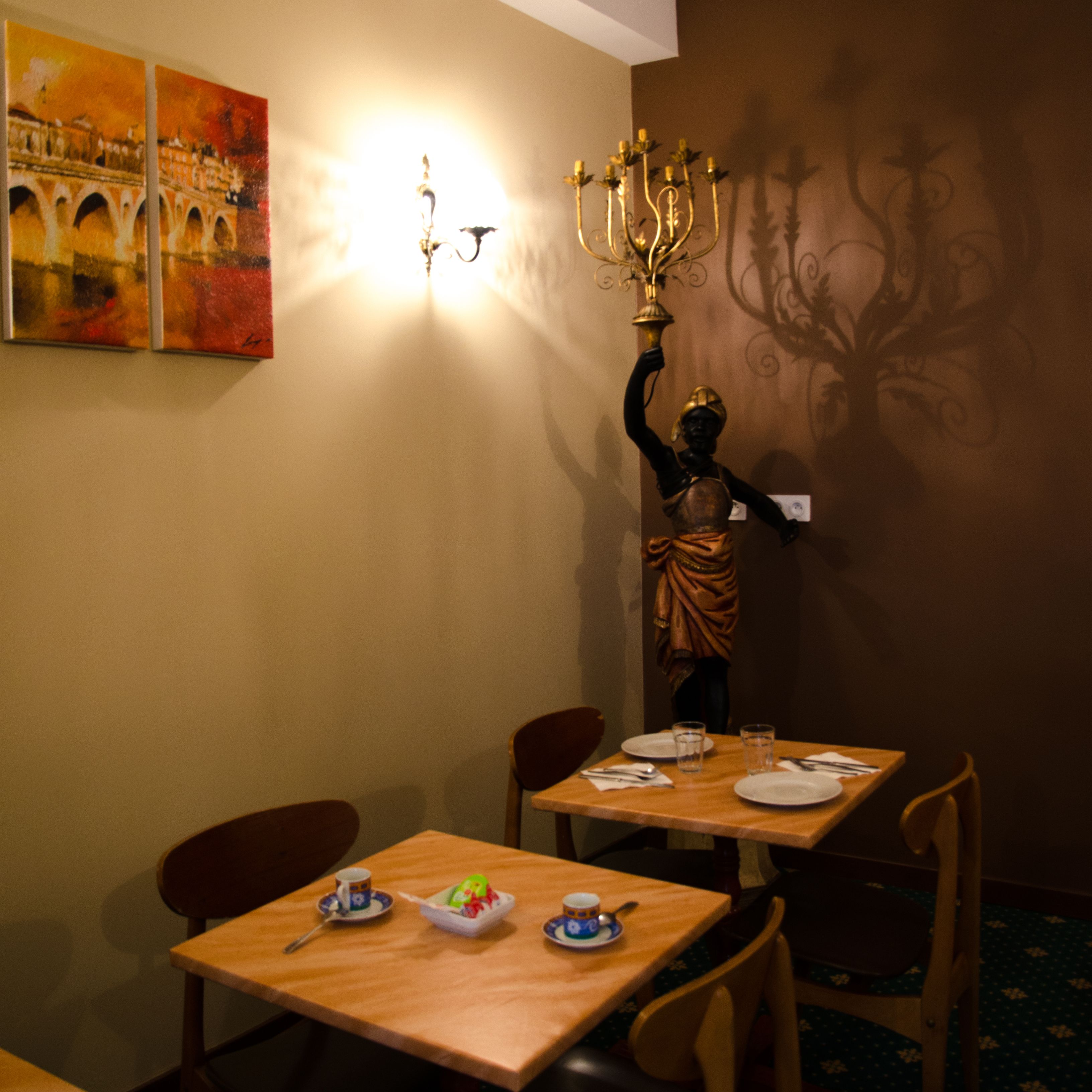 Daily cooked-to-order breakfast (EUR 9.50 per person)