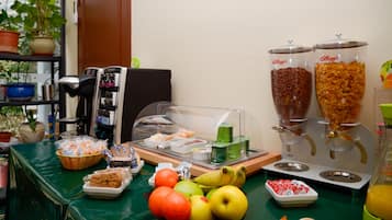 Daily cooked-to-order breakfast (EUR 9.50 per person)