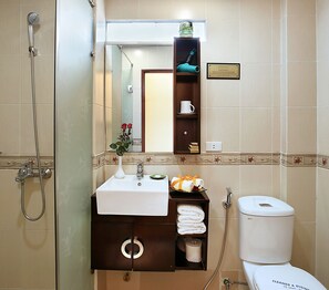 Shower, free toiletries, hair dryer, towels - Hanoi Culture Hostel (Hanoi)