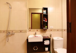 Standard Double or Twin Room | Bathroom | Shower, free toiletries, hair dryer, towels - Hanoi Culture Hostel (Hanoi)