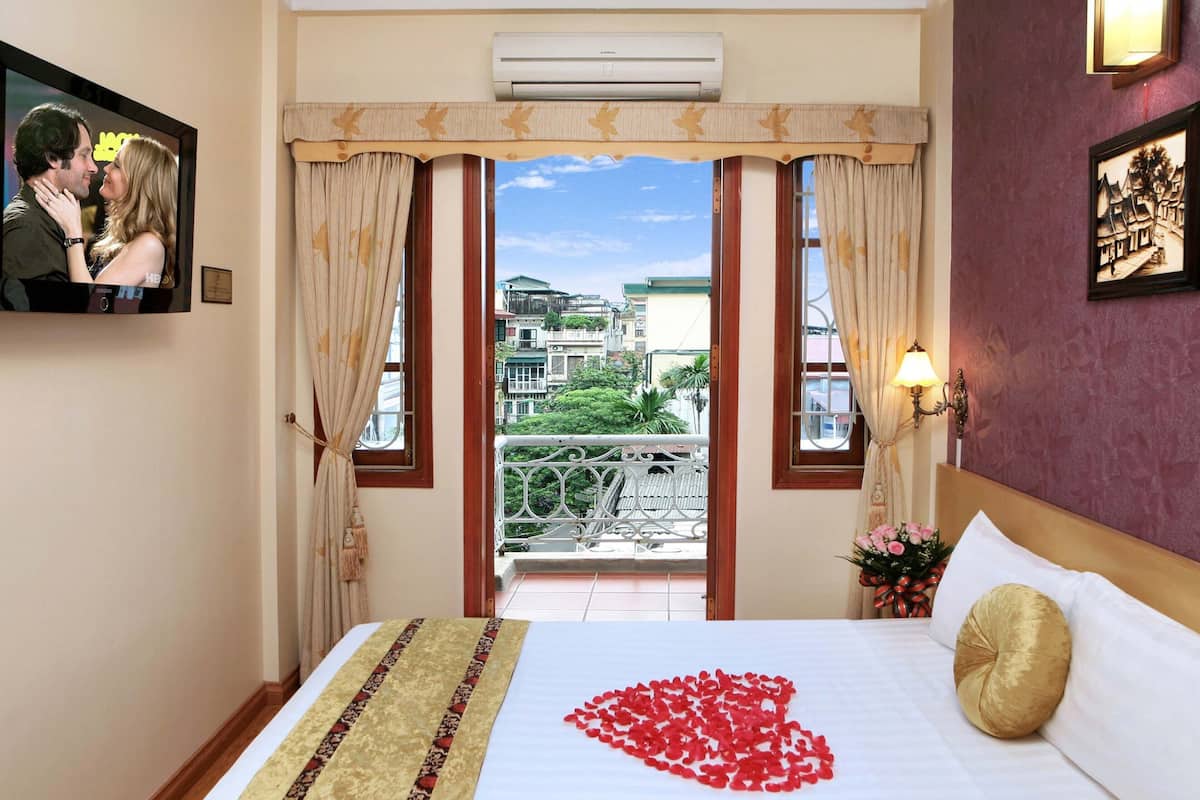 Deluxe Room | Minibar, in-room safe, desk, soundproofing