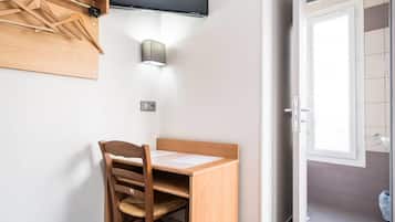 Escritorio, espacio para trabajar con laptop y wifi gratis