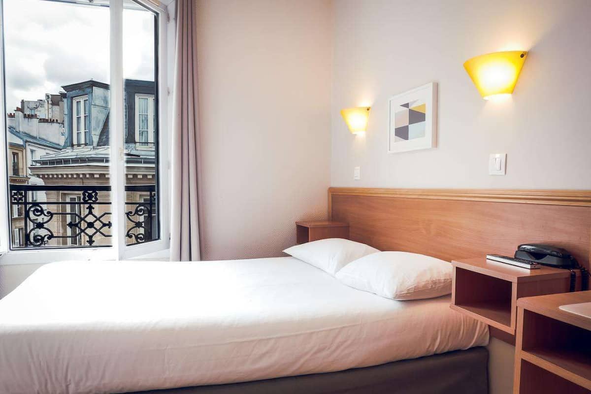 Double Room with Shared Bathroom | 1 quarto, escrivaninha, espaƧo de trabalho para notebook
