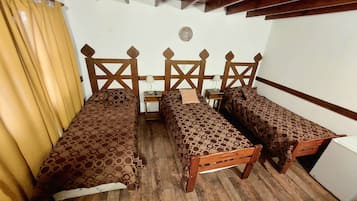 Dreibettzimmer | Minibar, Schreibtisch, kostenloses WLAN, BettwÀsche