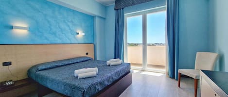 Doppel- oder Zweibettzimmer, Balkon, Meerblick | Minibar, Zimmersafe, Schreibtisch, schallisolierte Zimmer