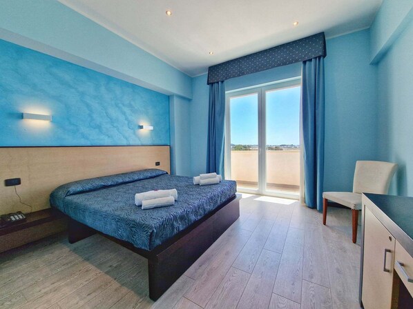 Minibar, caja de seguridad en la habitación y escritorio 