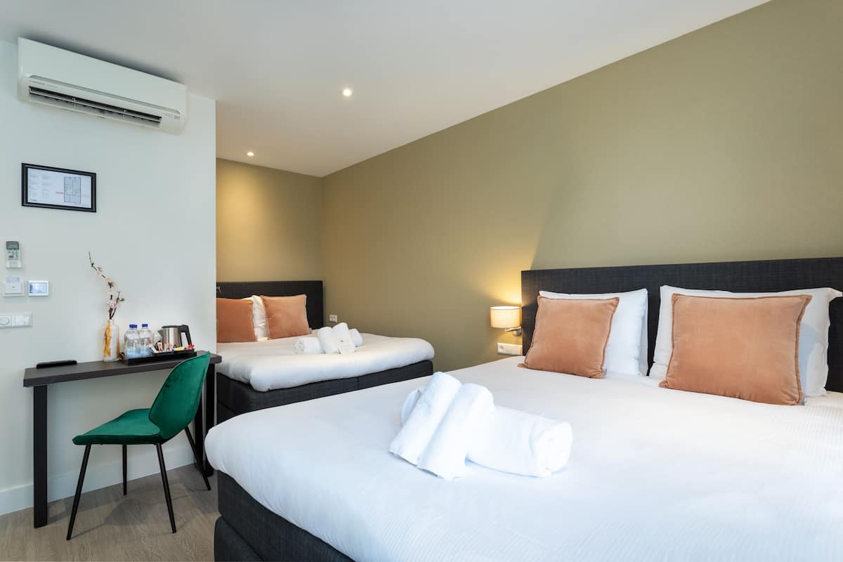 Comfort Family Room | Een minibar, een kluis op de kamer, een bureau, verduisterende gordijnen
