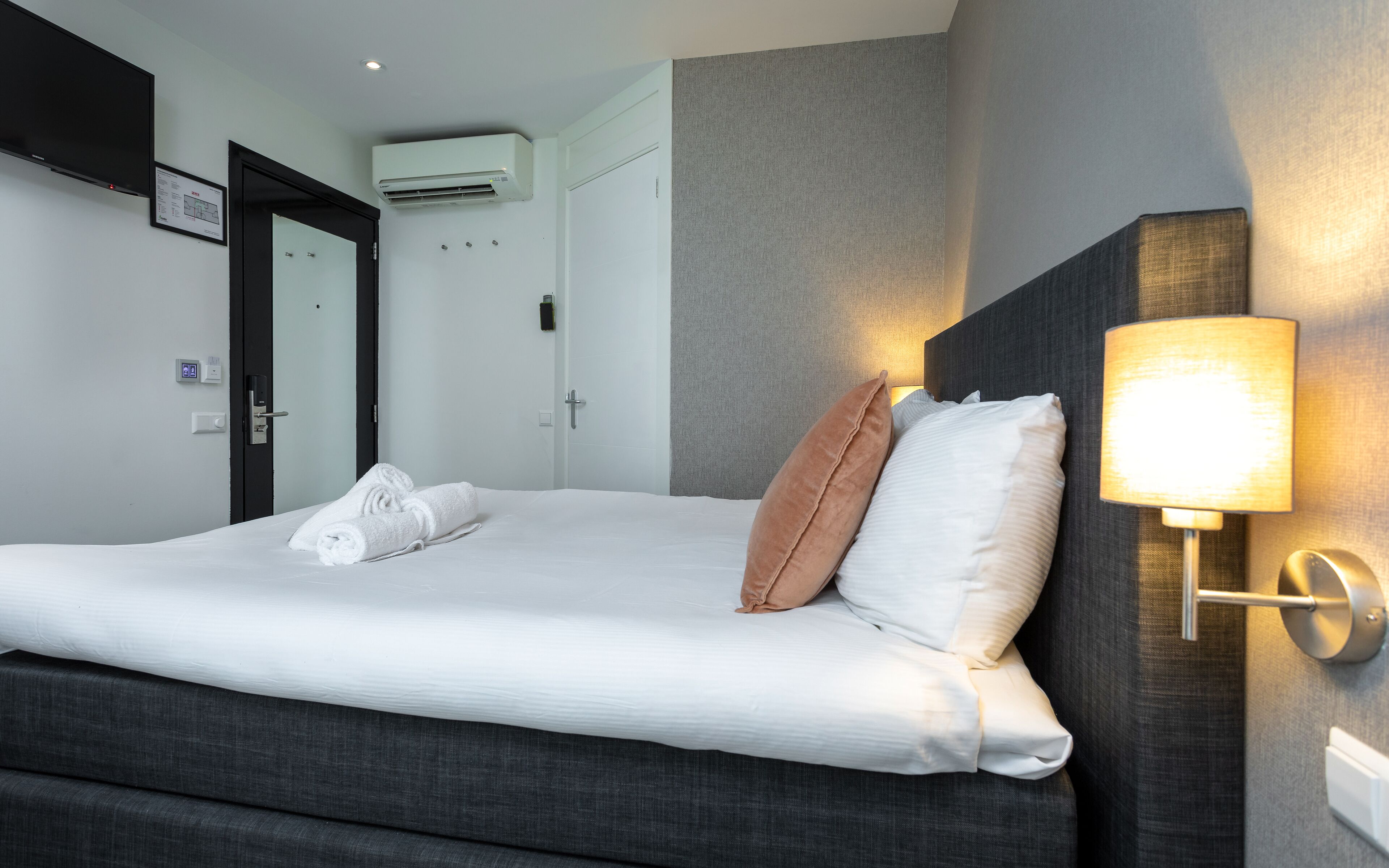 comfort standard room | minibar, in-room safe, desk, blackout curtains