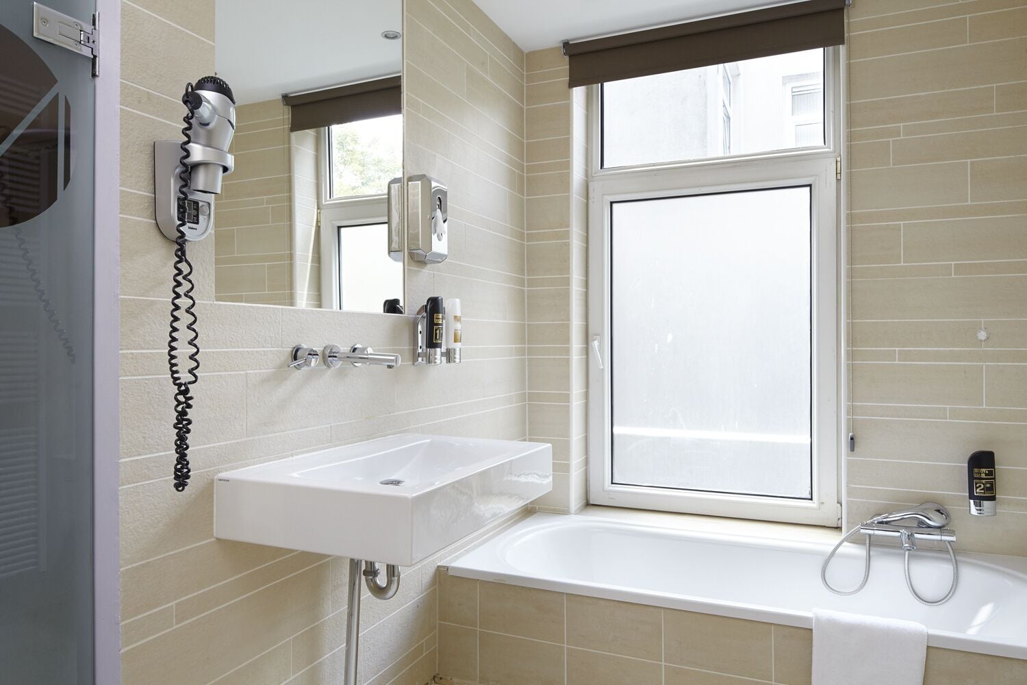 comfort family room | bathroom | free toiletries, hair dryer, towels, shampoo