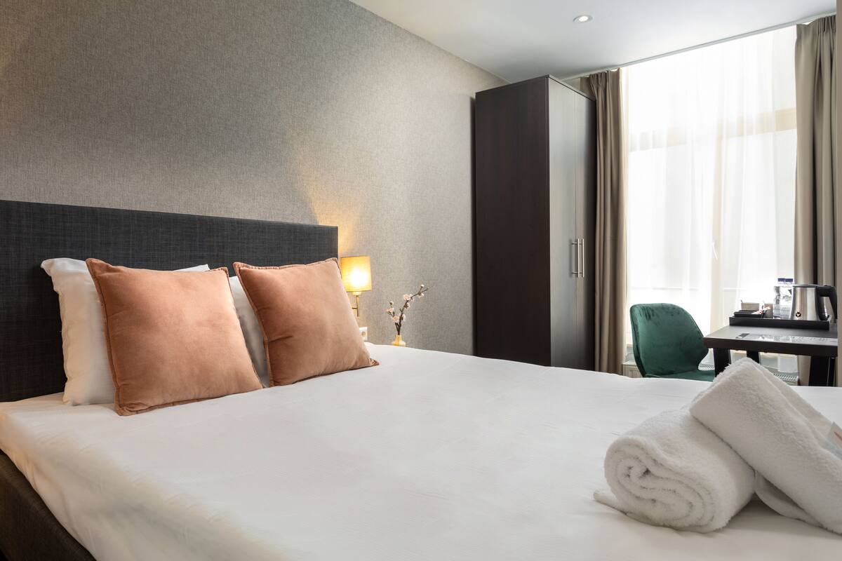 Comfort Standard Room | Míníbar, öryggishólf í herbergi, skrifborð, myrkratjöld/-gardínur