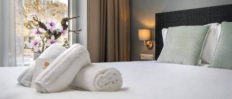 Minibar, caja de seguridad en la habitación y escritorio