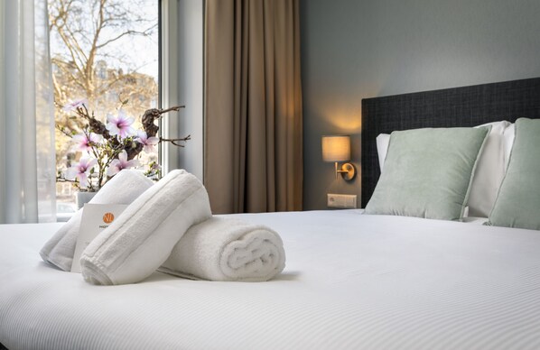 Comfort Room Canal View | Minibar, una cassaforte in camera, una scrivania, tende oscuranti