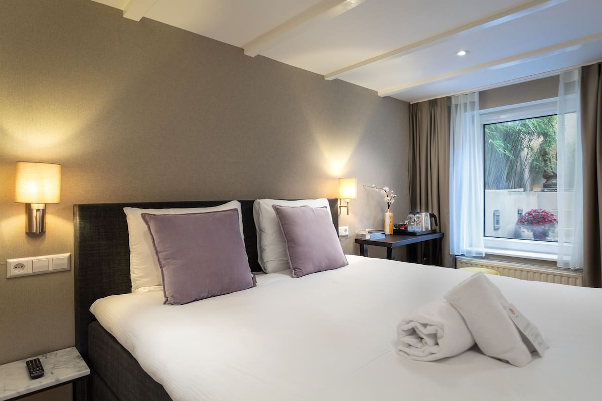 Eenvoudige kamer, 1 tweepersoonsbed (Basement) | Een minibar, een kluis op de kamer, een bureau, verduisterende gordijnen