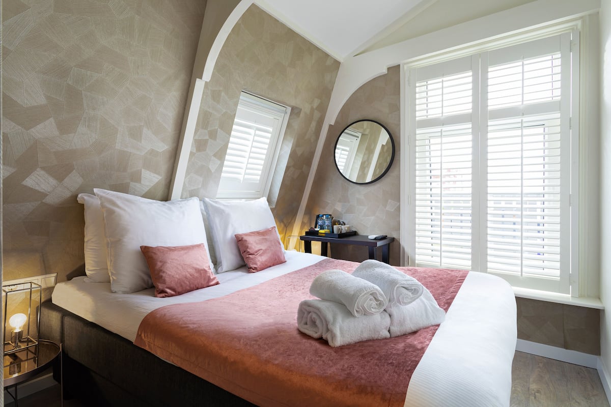 Small Standard Double Room | Míníbar, öryggishólf í herbergi, skrifborð, myrkratjöld/-gardínur