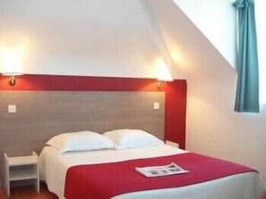 Schreibtisch, Verdunkelungsvorhänge, schallisolierte Zimmer