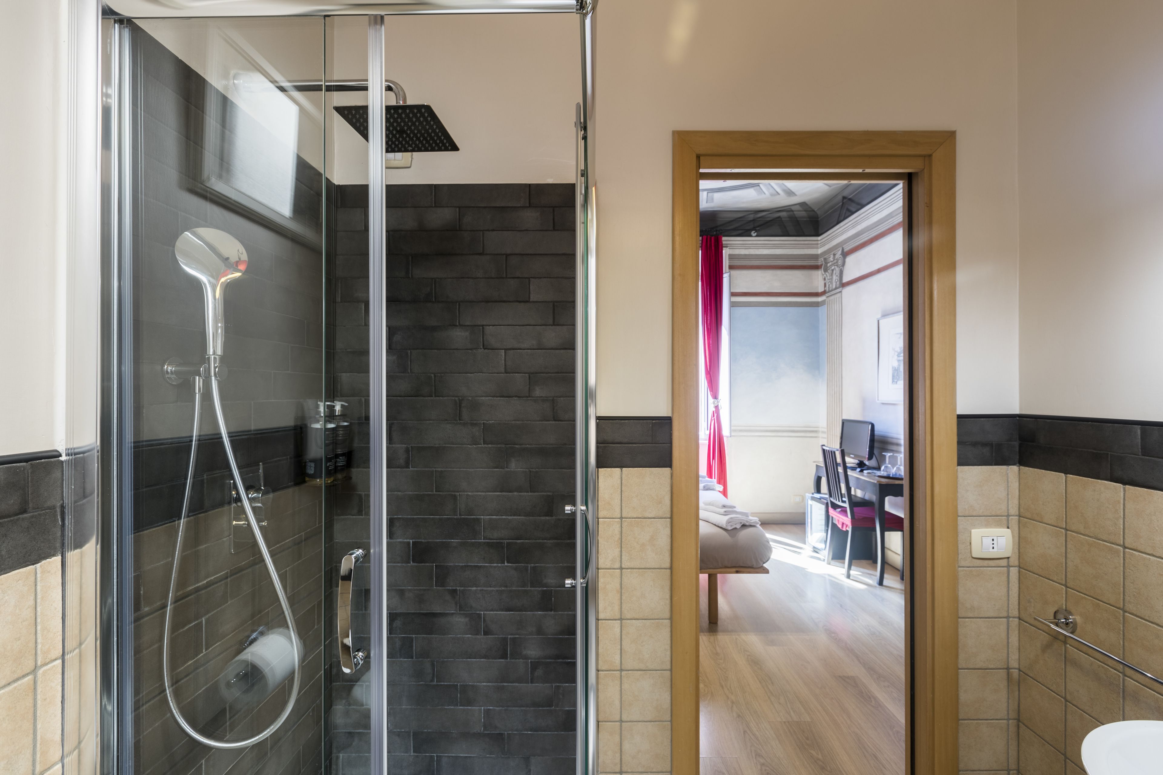 Douche, douche à « effet pluie », articles de toilette gratuits