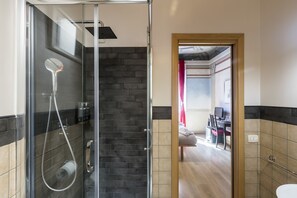 تجهيزات دش، دُش غزير، مستلزمات مجانية للعناية الشخصية، مجففات شعر