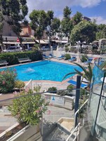 Una piscina al aire libre de temporada