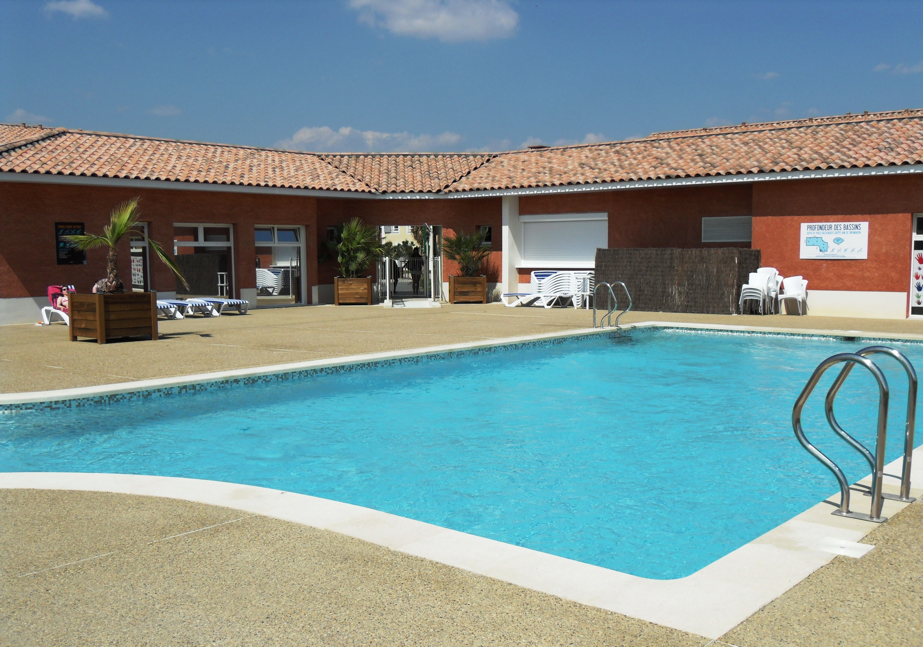 Seasonal outdoor pool, open 10:00 AM to 8:00 PM, sun loungers