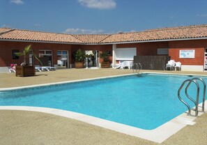 Seasonal outdoor pool, open 10:00 AM to 8:00 PM, pool loungers - Vacancéole - Le Domaine d'Enserune (Colombiers)