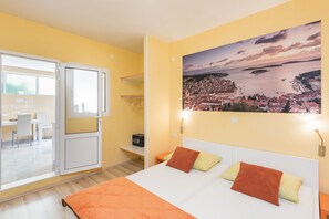 خزنة داخل الغرفة ومكتب ومساحة عمل للكمبيوتر المحمول ومكواة/لوح كي