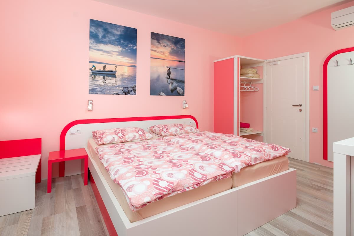 Private Room Rose | Een kluis op de kamer, een bureau, een laptopwerkplek