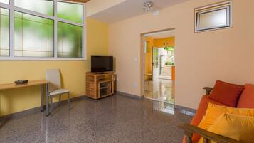 Wohnbereich | 43-Zoll-Smart-TV mit Satellitenempfang, Fernseher