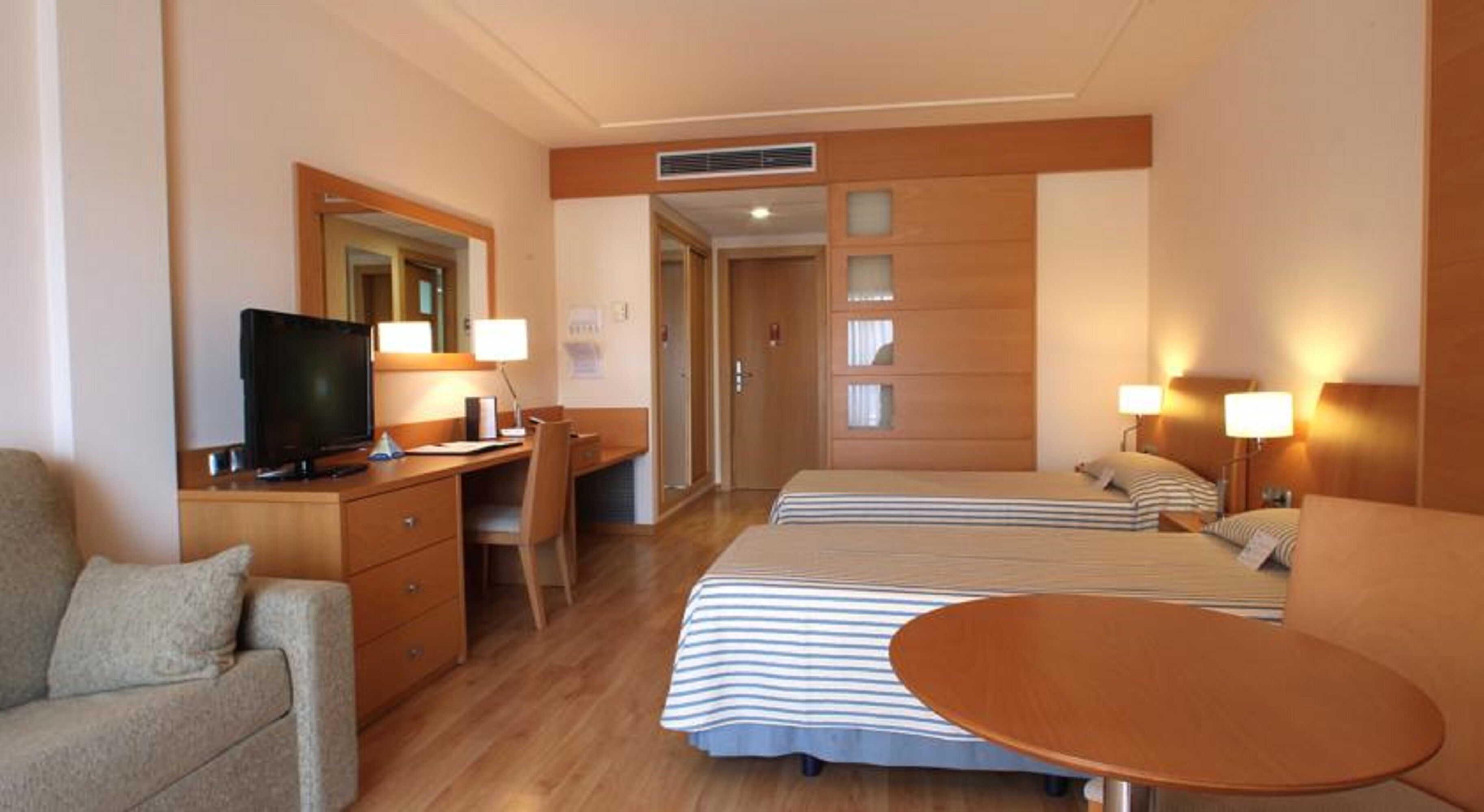 Minibar, caja de seguridad en la habitación y escritorio 