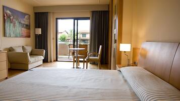 Minibar, caja fuerte, escritorio y sistema de insonorización