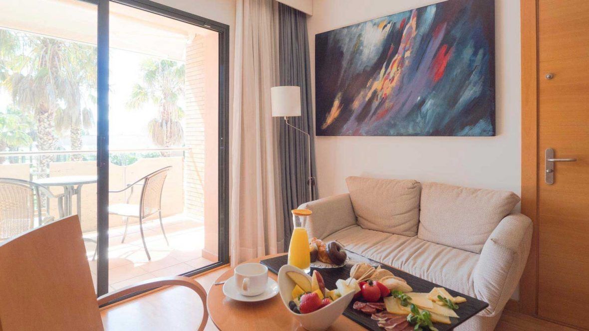 Phòng 3 (2 adults and 1 child) | Minibar, két bảo mật tại phòng, bàn, phòng cách âm 