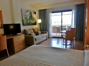 Minibar, in-room safe, desk, soundproofing