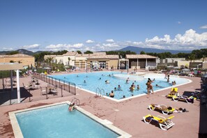 Una piscina al aire libre de temporada