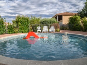 시즌별로 운영되는 야외 수영장