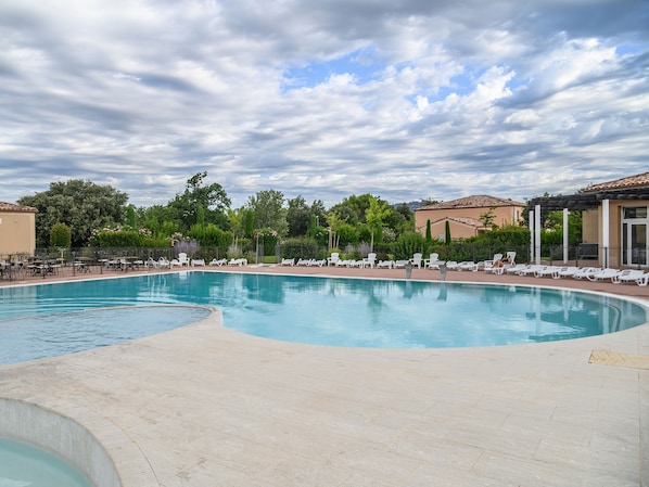Piscina externa sazonal