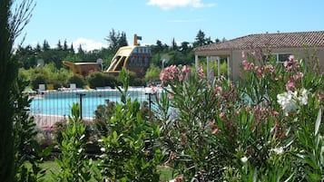 Una piscina al aire libre de temporada