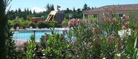 Una piscina al aire libre de temporada