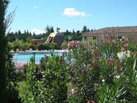 Una piscina al aire libre de temporada