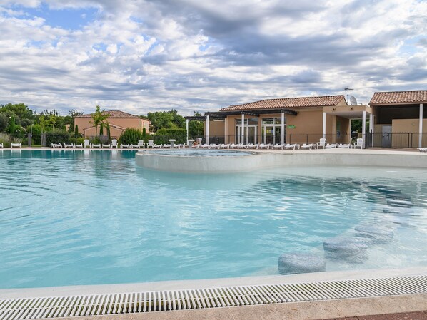 季节性开放的室外游泳池