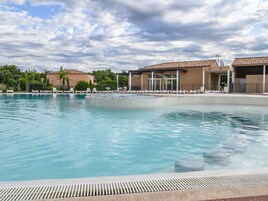 Una piscina al aire libre de temporada