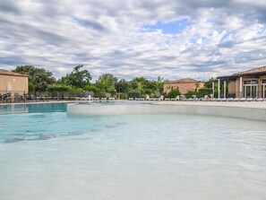 Una piscina al aire libre de temporada