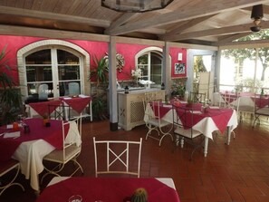Frokost, lunsj og middag serveres, italienske retter, uteservering 