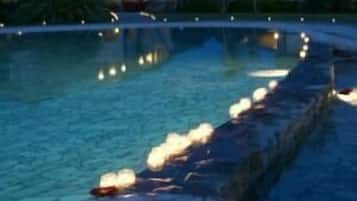 Piscine extérieure (ouverte en saison), piscine naturelle