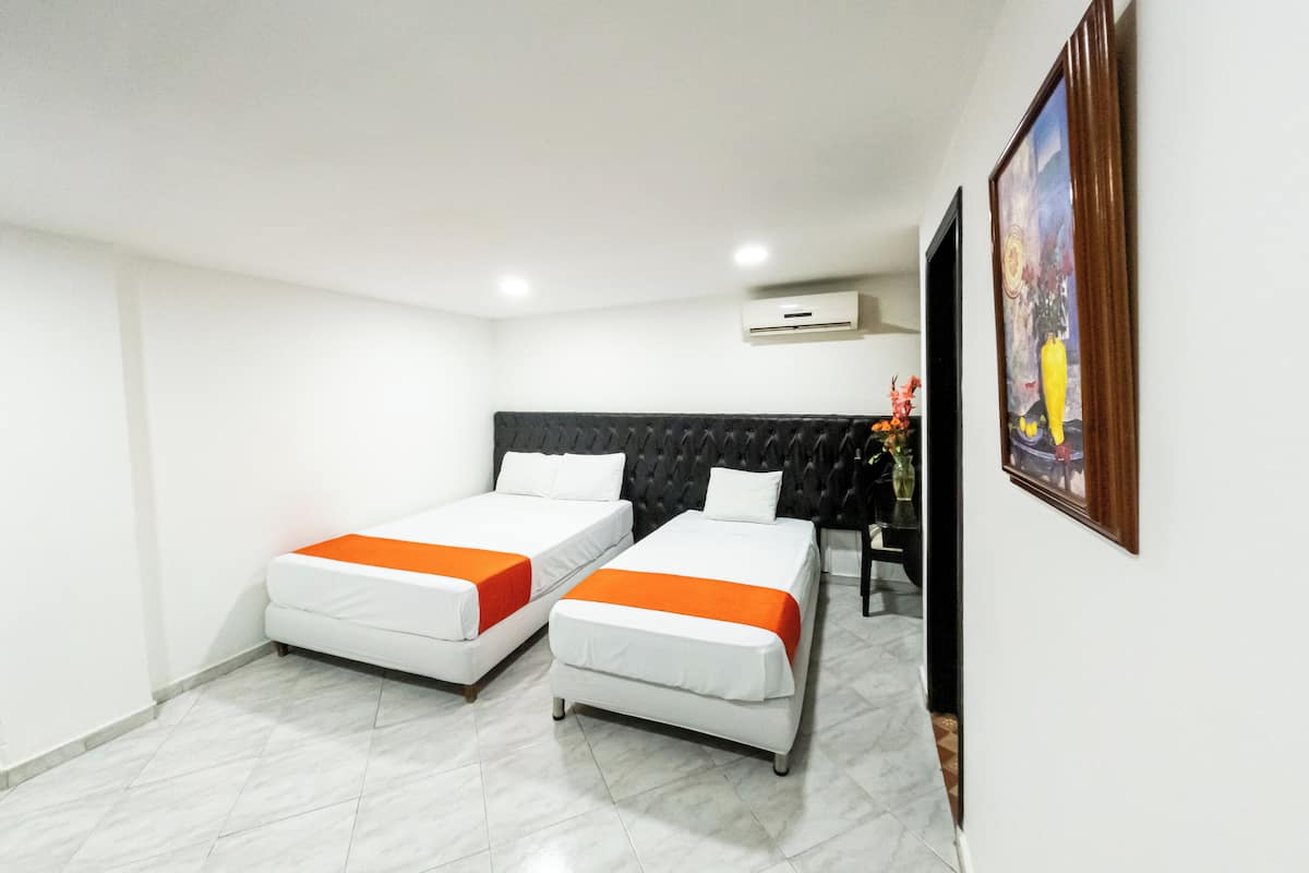 Standard Triple Room | Peralatan tempat tidur premium, peti besi dalam bilik, meja
