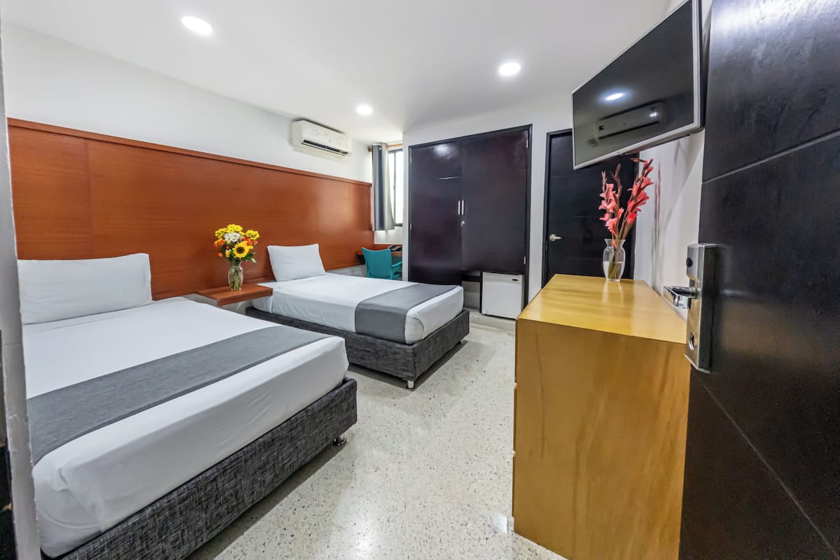 Superior Twin Room, Private Bathroom | Peralatan tempat tidur premium, peti besi dalam bilik, meja